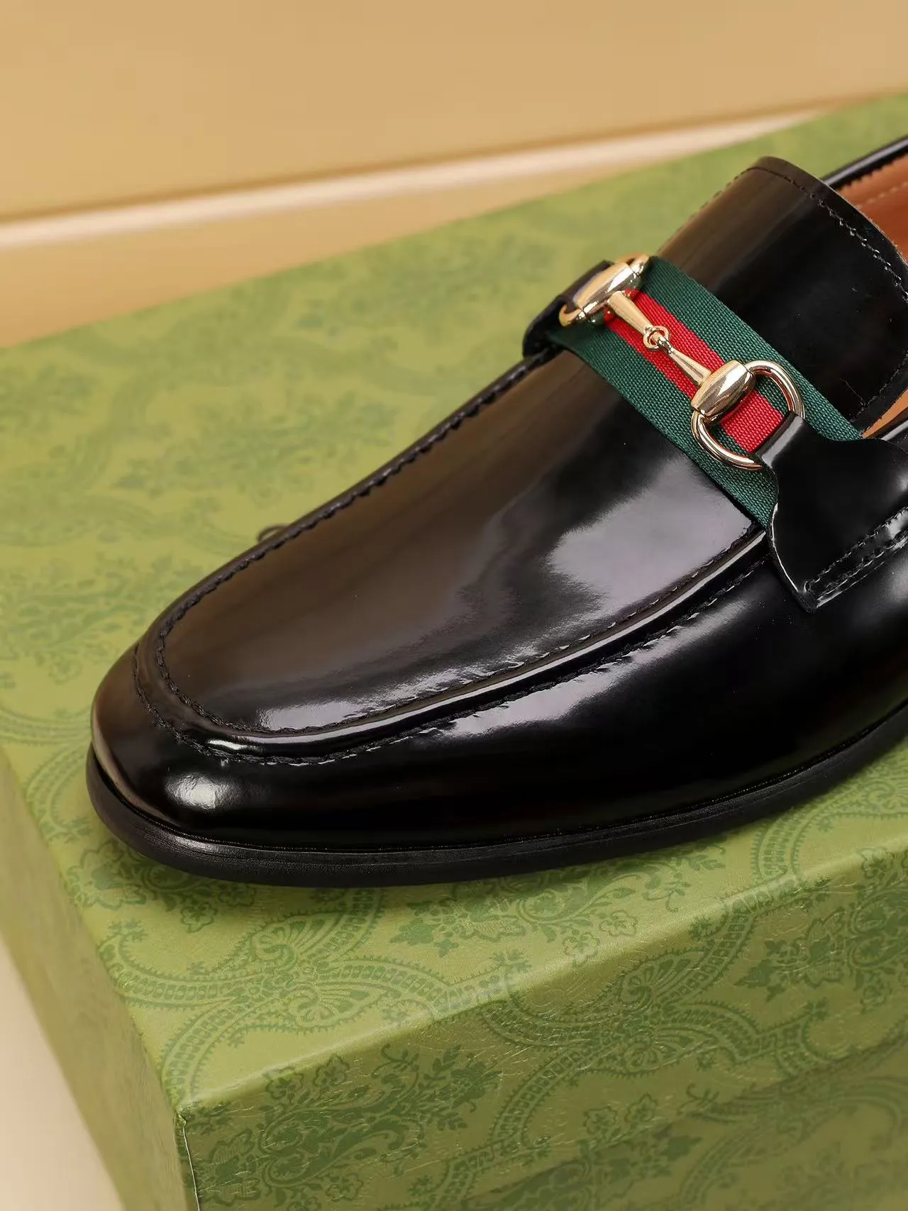 Men's men's shoes 💰440 🆘【GUCCI】Gucci ·🐂里· Hot-selling beanie shoes, top brand luxury, top quality, latest fashion beanie shoes.. The upper is made of original high mercerized smooth cow suede. (Full top-layer water-dyed 🐂 leather and lining). The original stylish and stylish soft rubber wear-resistant and non-slip outsole is light and comfortable on the foot, available in 2 colors! Matching code: 39-45 (38.46. Customized)